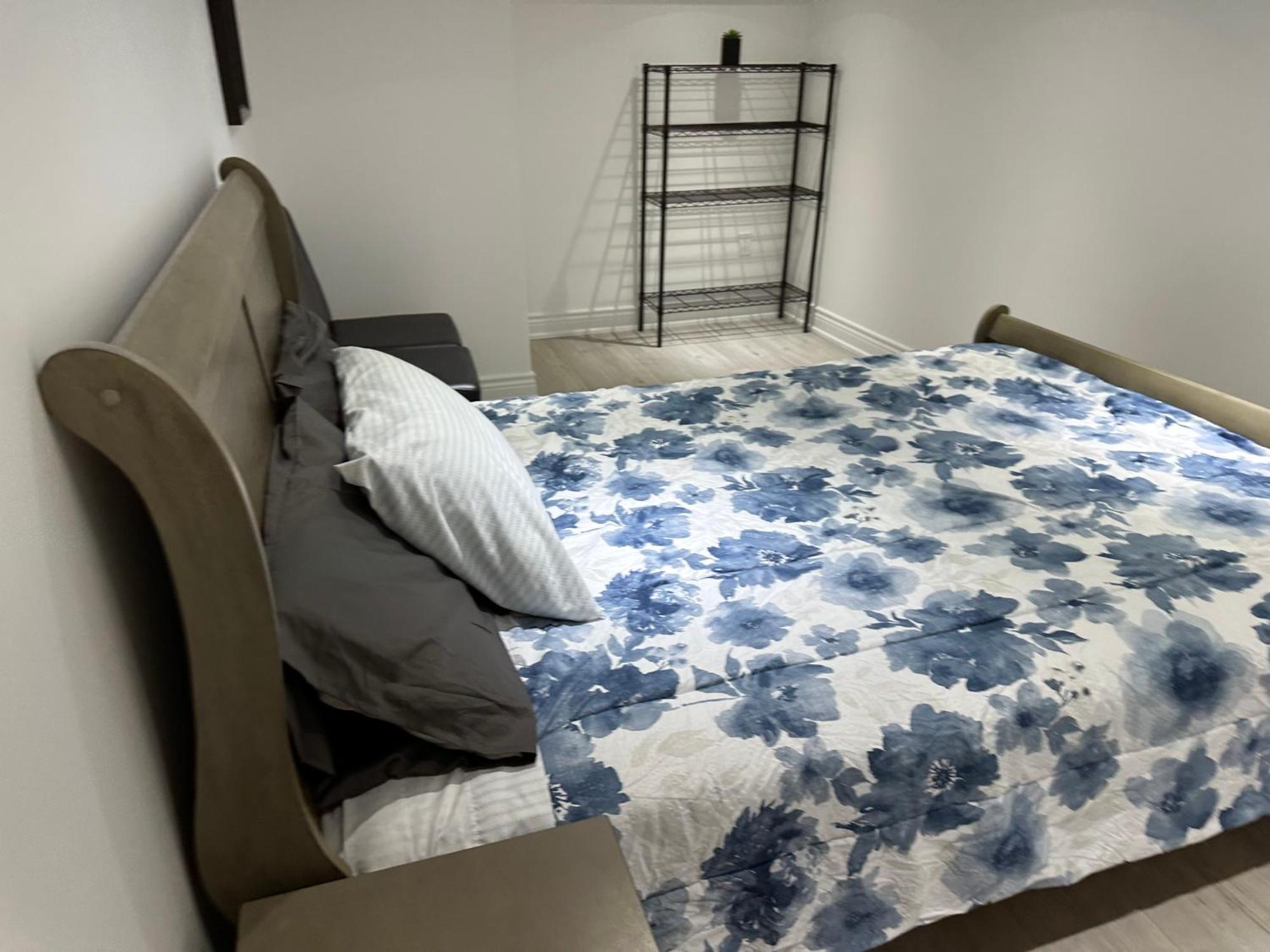 Double Bedroom On Up Or 3 Bedrooms In Basement Near Eglinton Subway Station Toronto Exterior photo