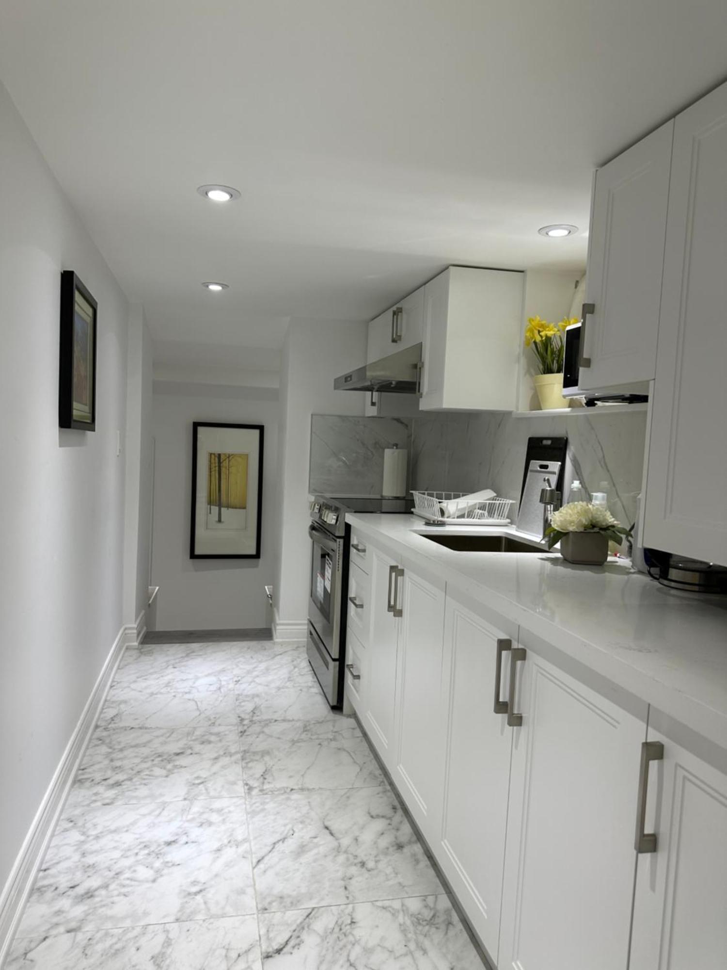 Double Bedroom On Up Or 3 Bedrooms In Basement Near Eglinton Subway Station Toronto Exterior photo