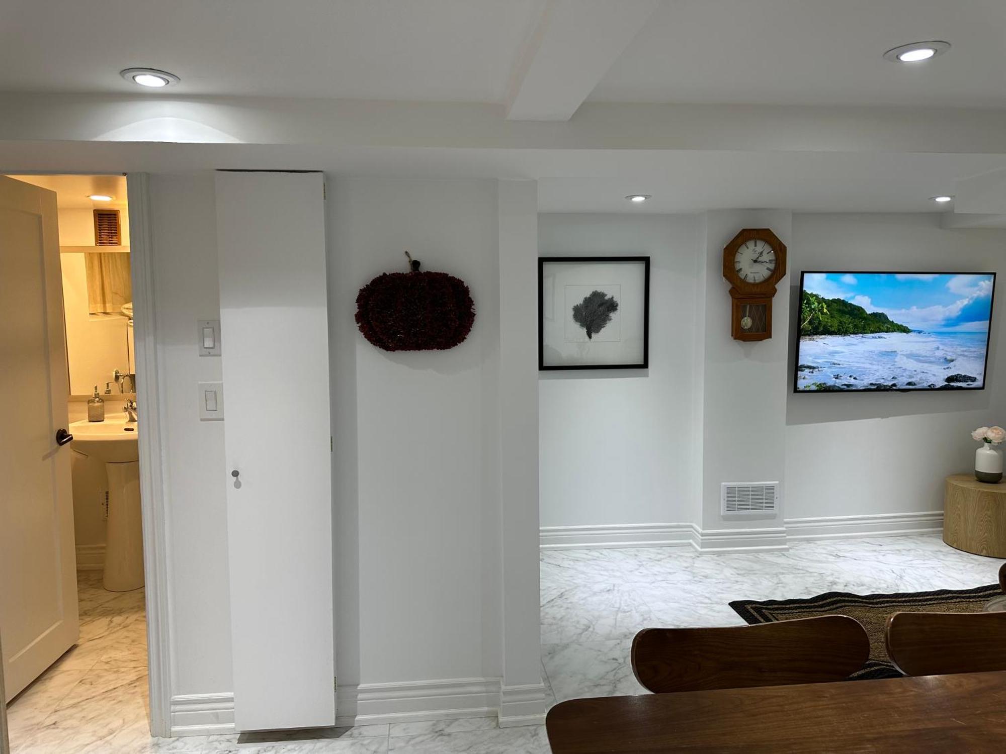Double Bedroom On Up Or 3 Bedrooms In Basement Near Eglinton Subway Station Toronto Exterior photo