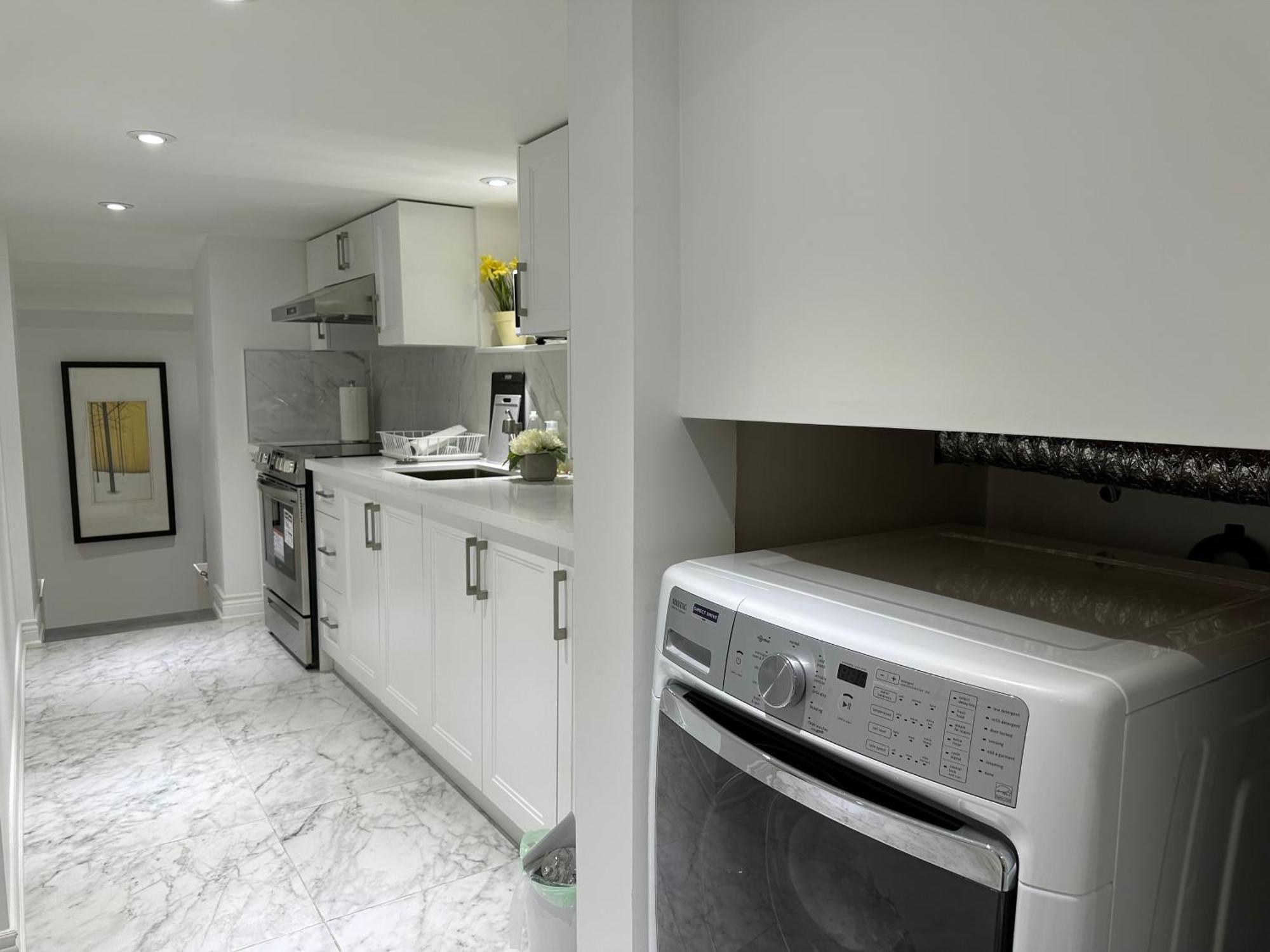 Double Bedroom On Up Or 3 Bedrooms In Basement Near Eglinton Subway Station Toronto Exterior photo
