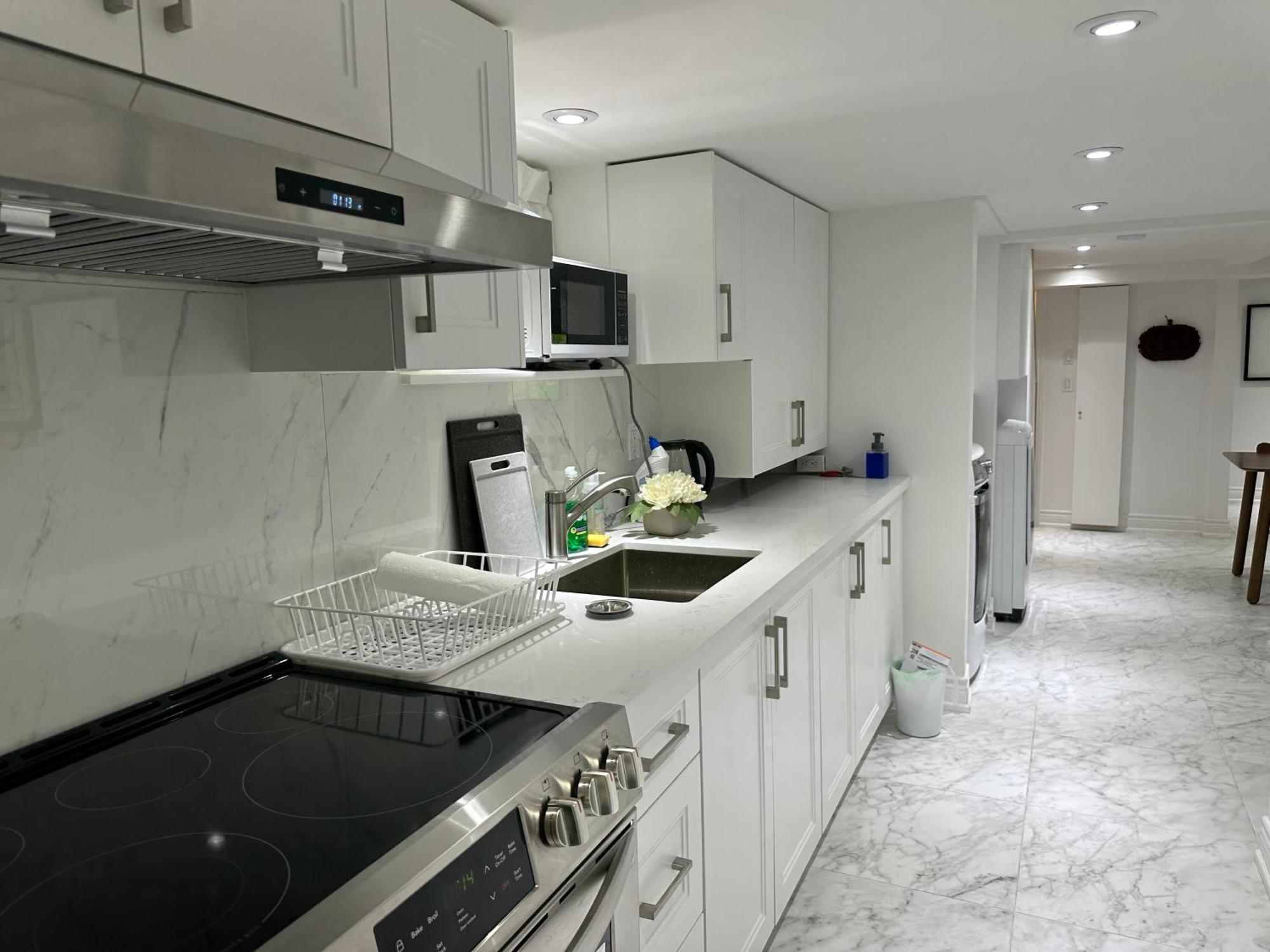 Double Bedroom On Up Or 3 Bedrooms In Basement Near Eglinton Subway Station Toronto Exterior photo